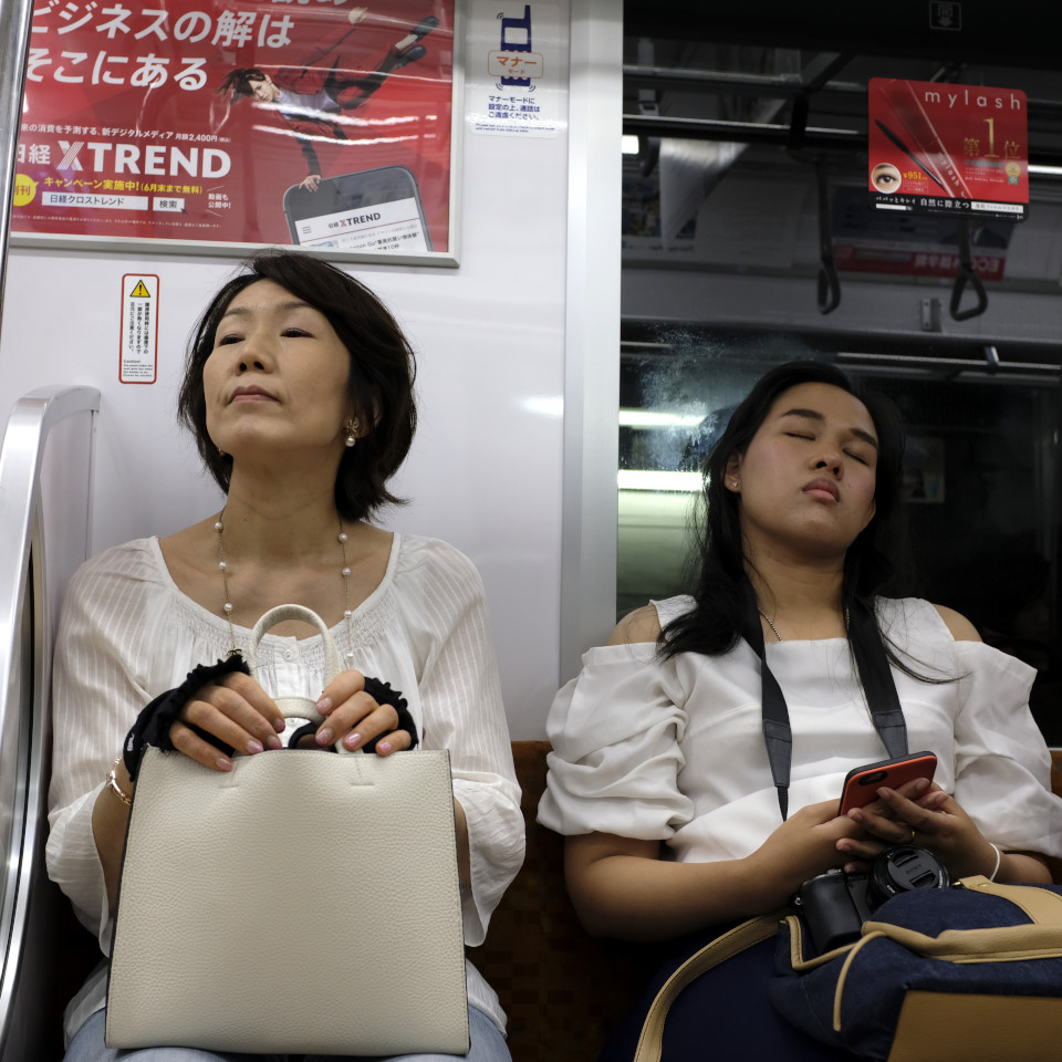 2018_001780 _DSF6406 Tokyo 2 - Femme et jeune femme dans le métro - V0